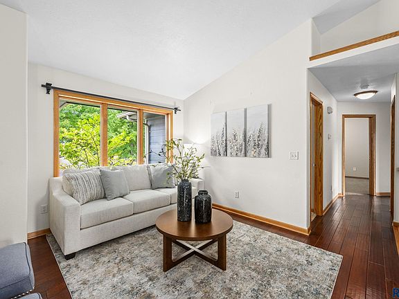 5th image of 209 W Ironwood St