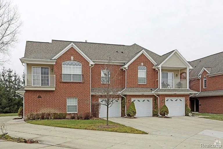 8210 W Annsbury Cir — Photo 1