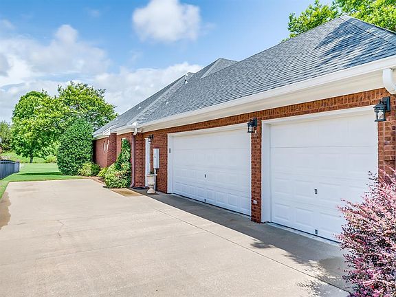 5th image of 409 Wiltshire Dr