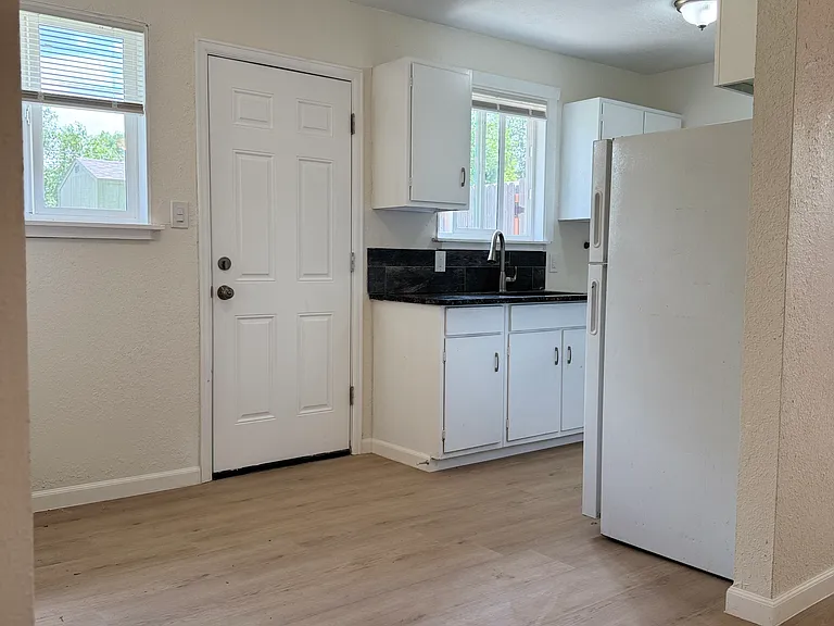 2412 E Saint Vrain St #B — Photo 4