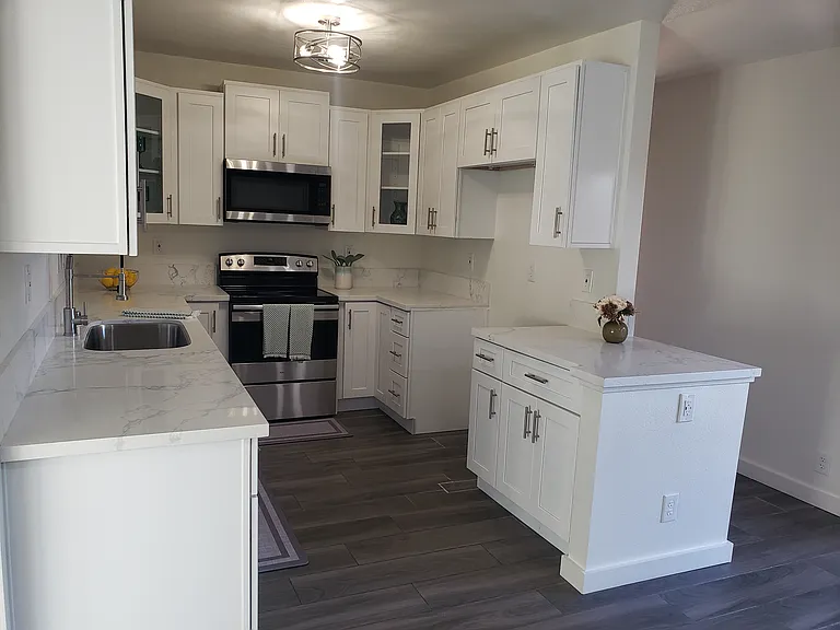 Upgraded Orange 1 Bedrooms — Photo 20