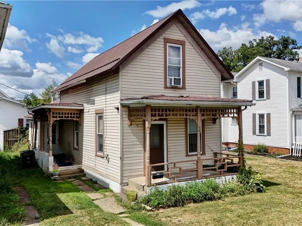 804 N Main St, Uhrichsville, OH 44683