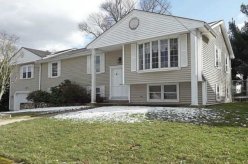 1st image of 4 Green Valley Dr