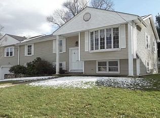 4 Green Valley Dr, Johnston, RI 02919