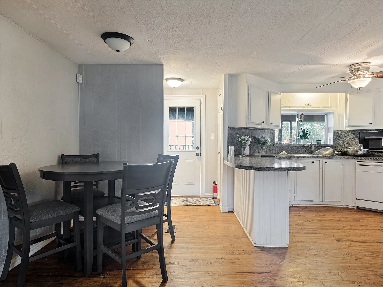 3 bed, 1272 sqft, $2,800 — Photo 4