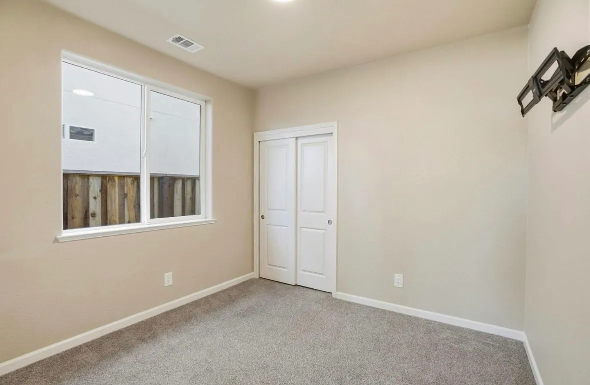 3 bed, 4375 sqft, $3,800 — Photo 2