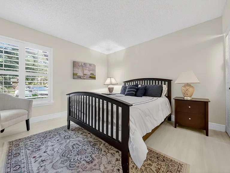 218 NE Edgewater Dr — Photo 37