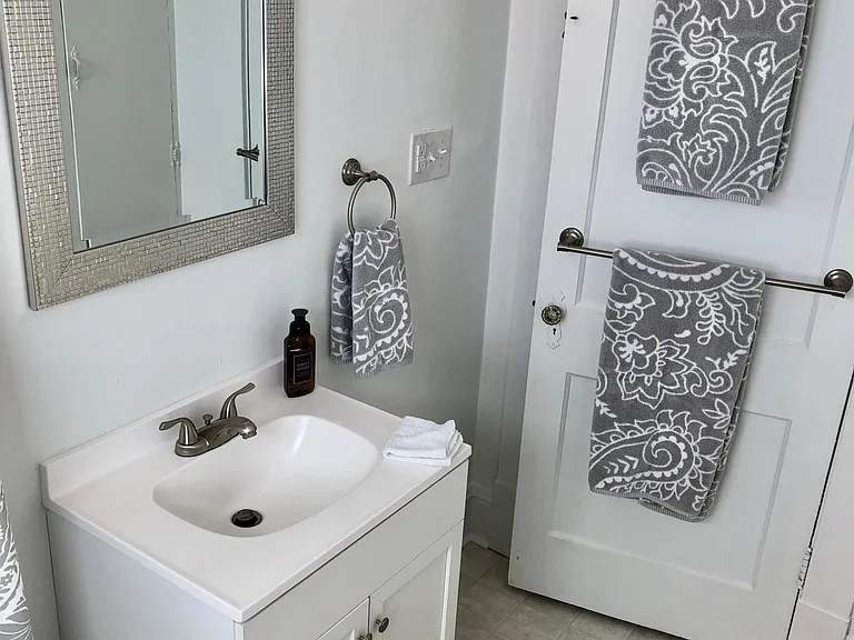 Bathroom w/Large Linen Closet