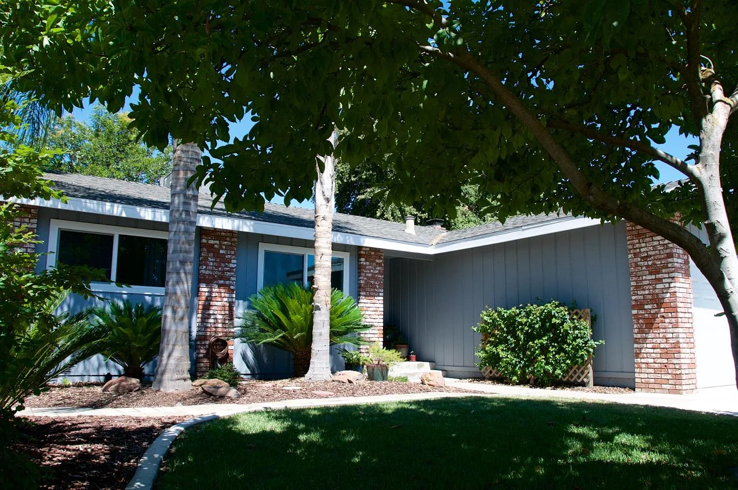 2661 N Olive Ave photo 1