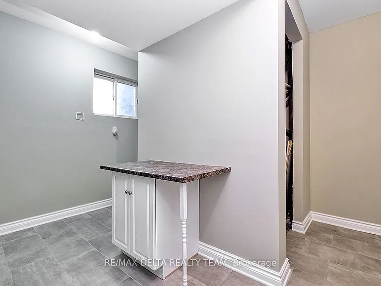 397 Phoenix Cres — Photo 32