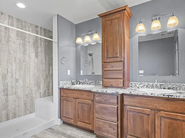 573 W Archer Plz — Photo 23