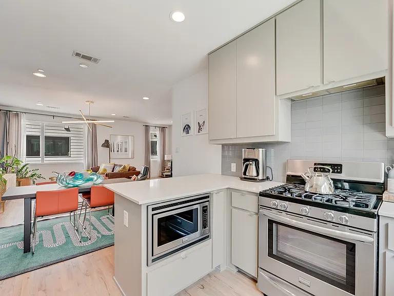 4705 Bryan St #302 — Photo 12