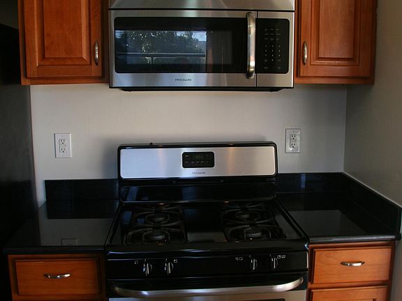 4th image of 2323 Greenwood Dr