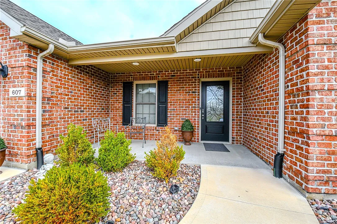 607 W Bentley Cir photo 1