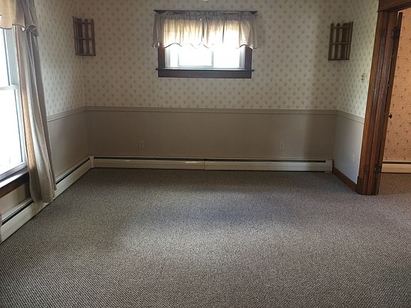 Living Room w new carpet!