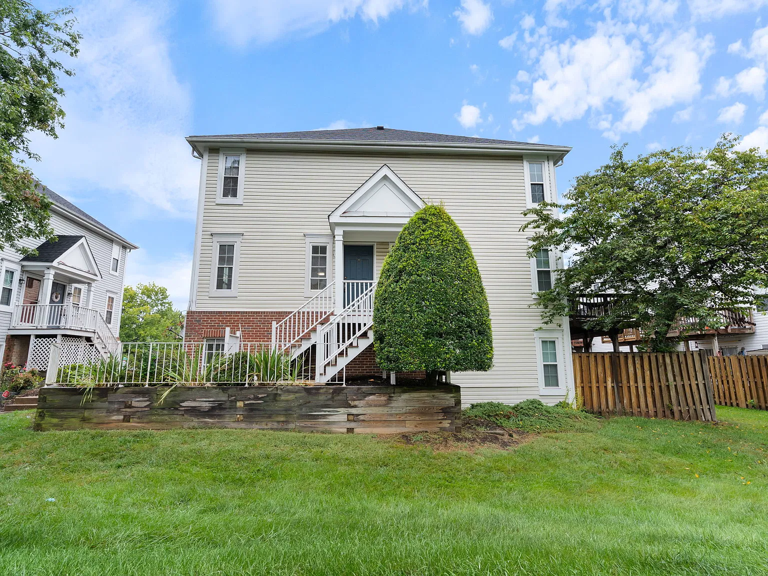 3 bed, 1405 sqft, $2,400 — Photo 2