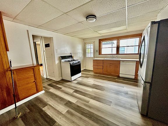 5th image of 32 Haendel St