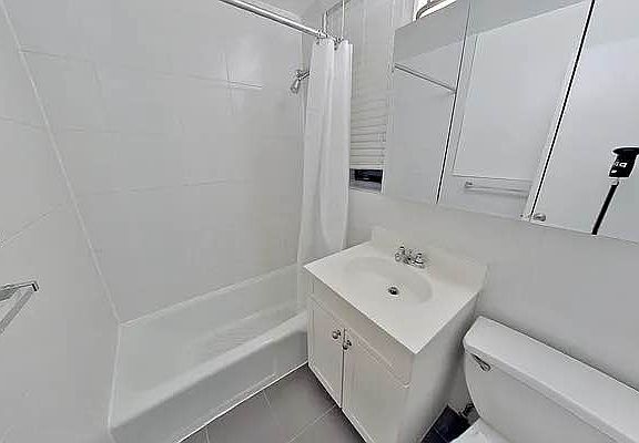 5th image of 112 E 40th St #7C