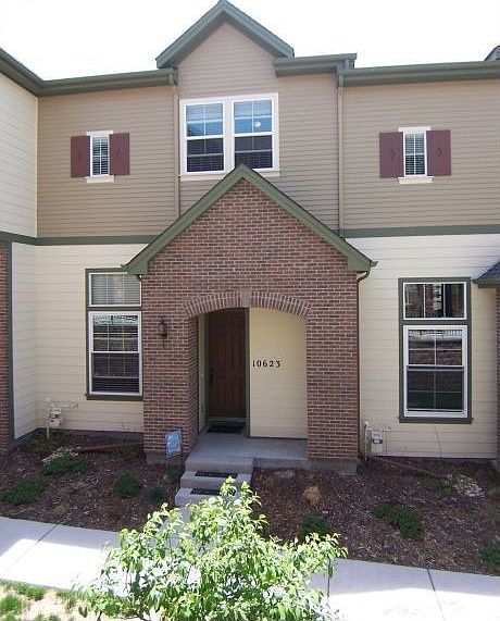 Beautifully appointed 4 level townhome in desirable District 20 Bison Creek