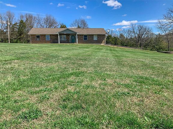 3rd image of 675 Oakdale Cir