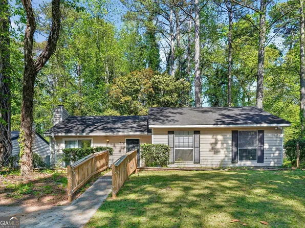 814 Hemingway Rd, Stone Mountain, GA 30088