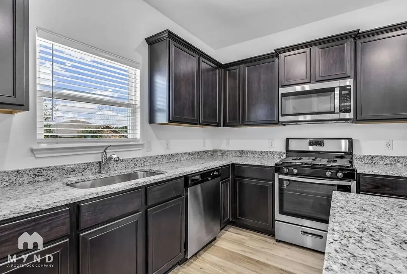 4 bed, 3.0 bath, 2115 sqft, $2,025 — Photo 4