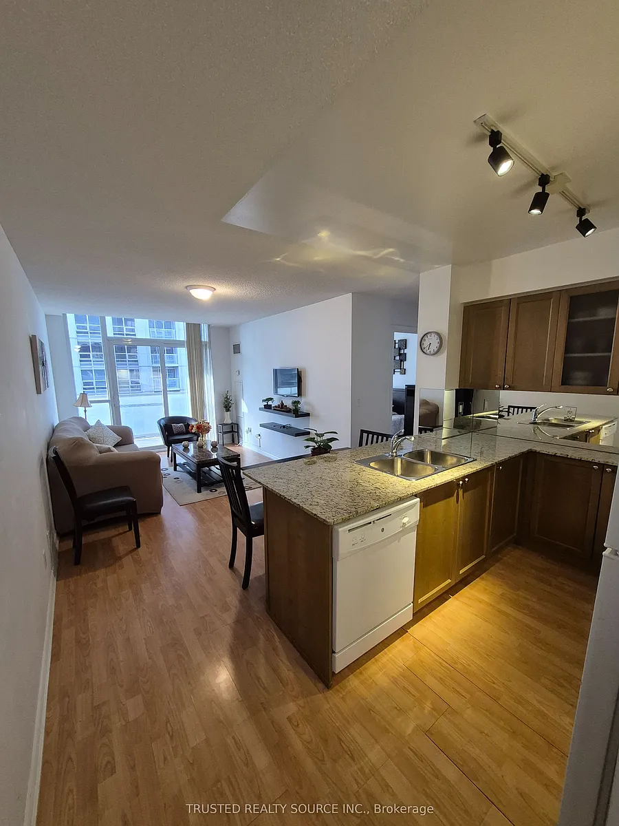 Building Photo - 761 Bay St #2514