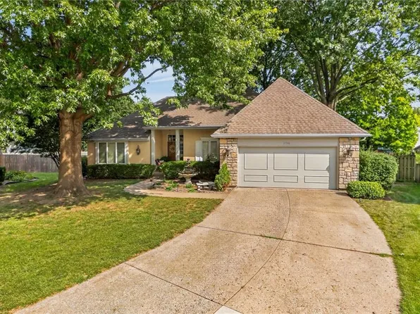 11733 Woodward St, Overland Park, KS 66210
