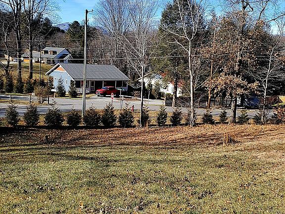 3rd image of 11 Lundy Ln