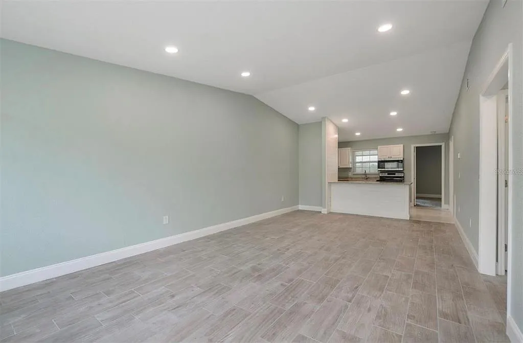 3 bed, 2.0 bath, 1106 sqft, $2,000 — Photo 3