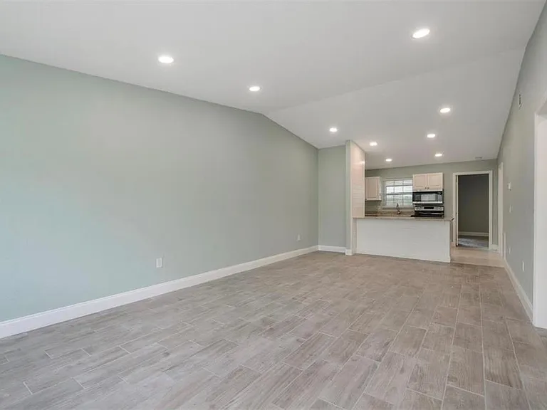 1184 Woodman Way — Photo 3