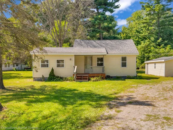 6555 Bunker Rd, Fort Gratiot, MI 48059