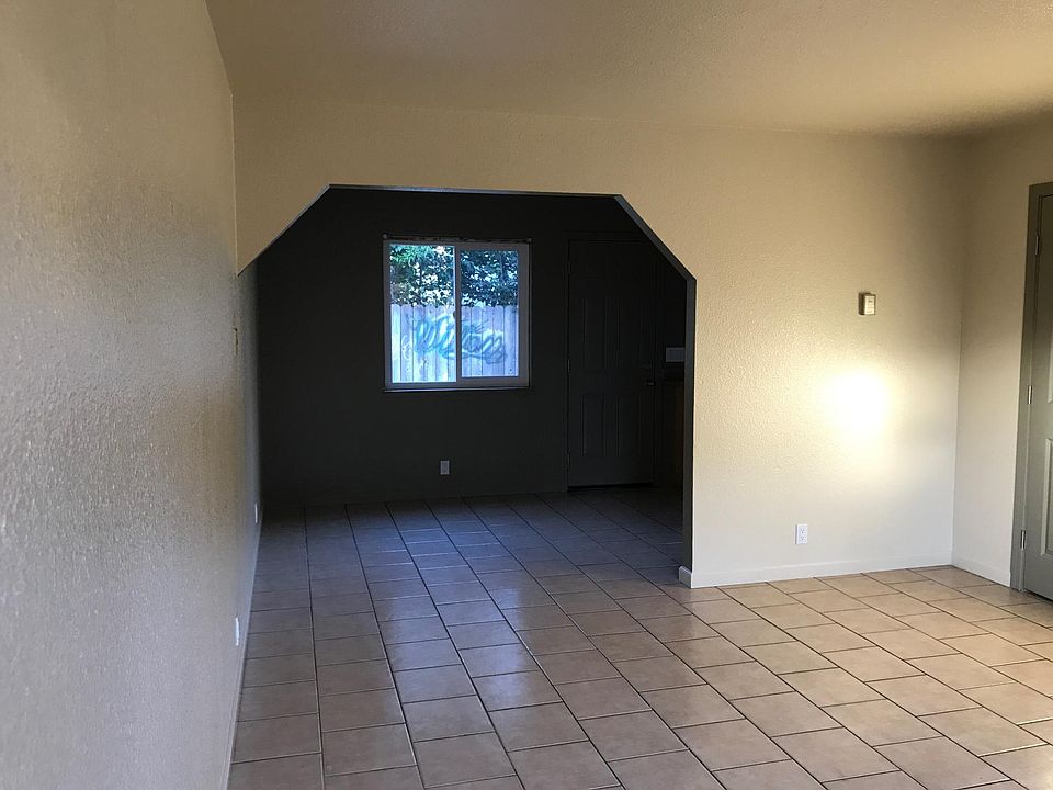2nd image of 601 E 7th St APT B104