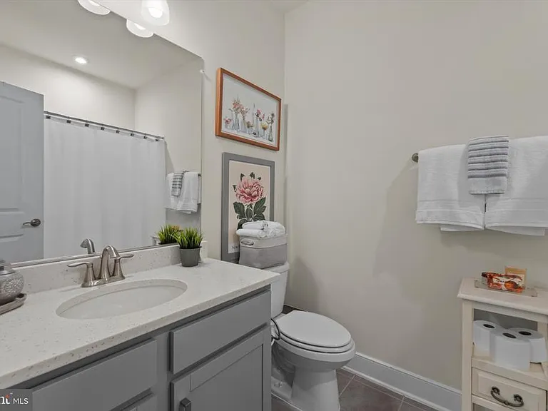 813 Rockwell Ave — Photo 13