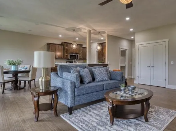 3595 W Camelot St, Springfield, MO 65807