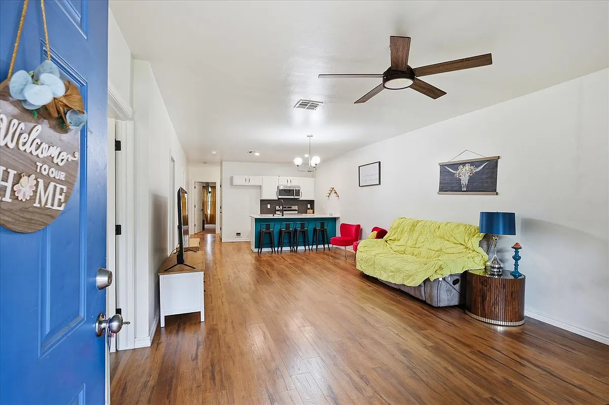 3 bed, 1630 sqft, $2,100 — Photo 3