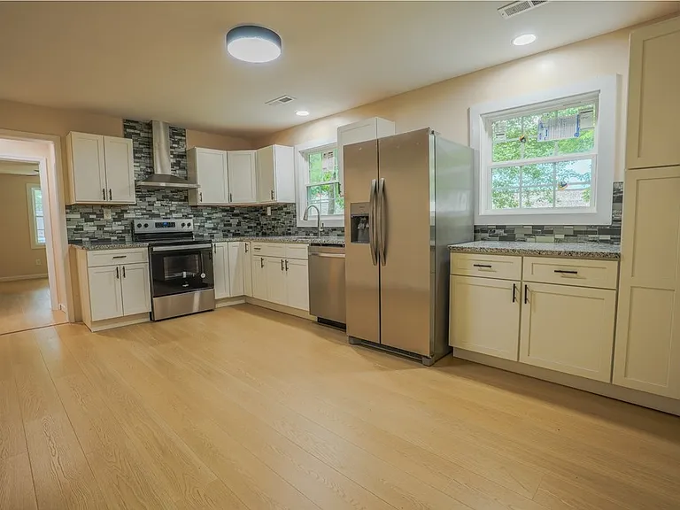 1821 Freeport Rd — Photo 2