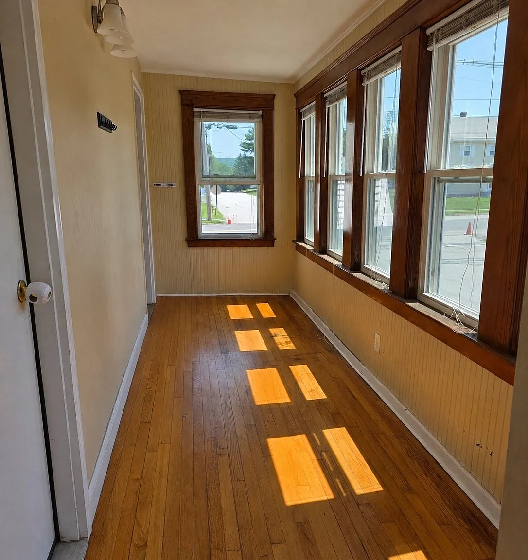 3 bed, 1.0 bath, 1052 sqft, $2,100 — Photo 2
