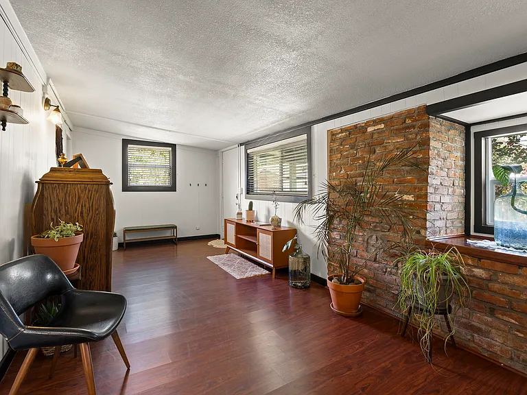 641 Saint Lawrence Ave #1/2 — Photo 22