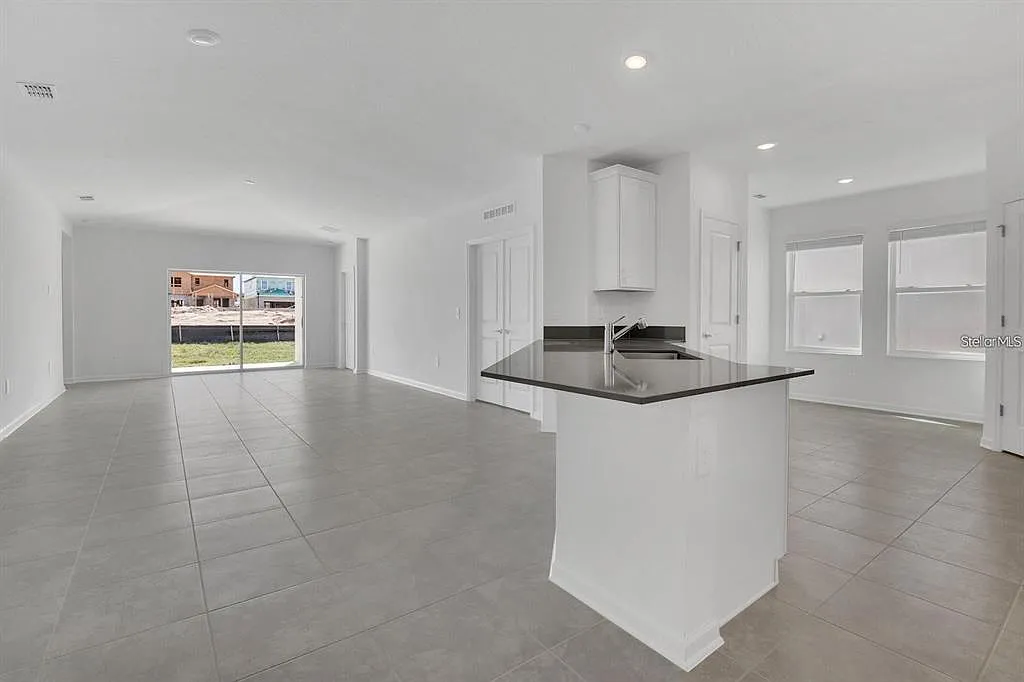 3 bed, 2.0 bath, 1713 sqft, $2,300 — Photo 4