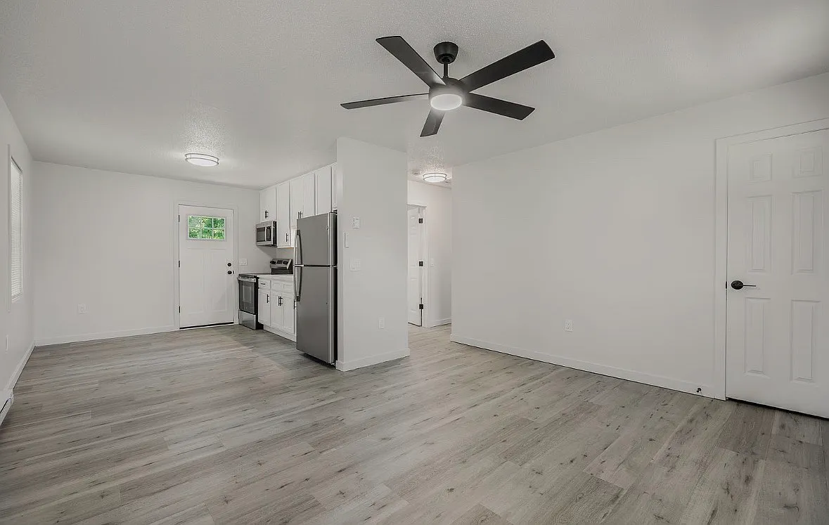 2 bed, 696 sqft, $2,100 — Photo 2
