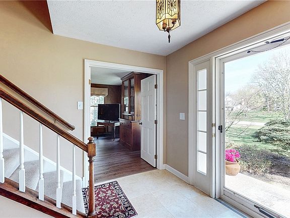 3rd image of 125 Southwyck Dr