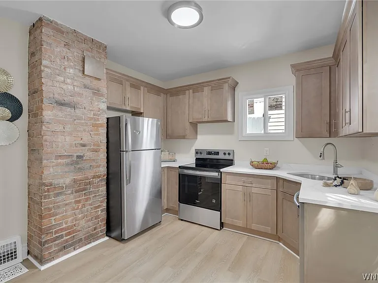 1097 Tonawanda St — Photo 15