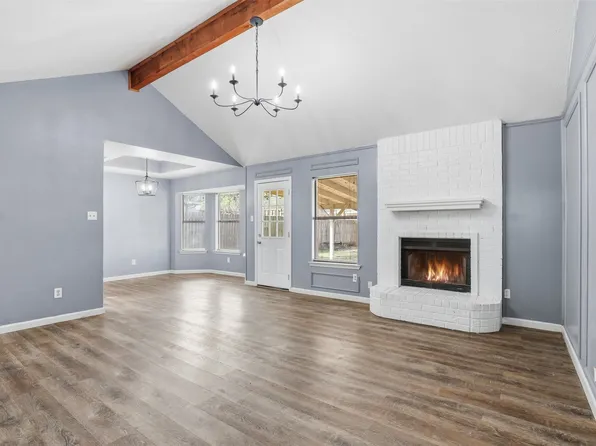 820 Nicole Dr, Burleson, TX 76028