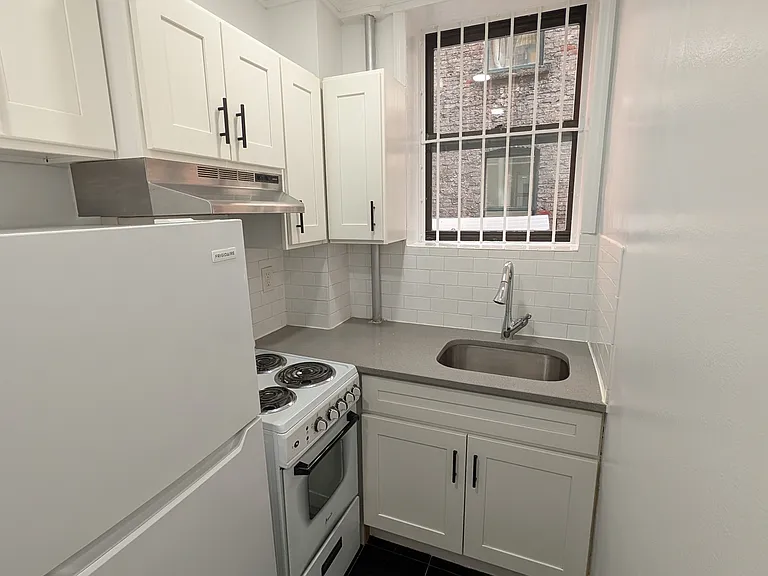 110 6th Ave #6 — Photo 3