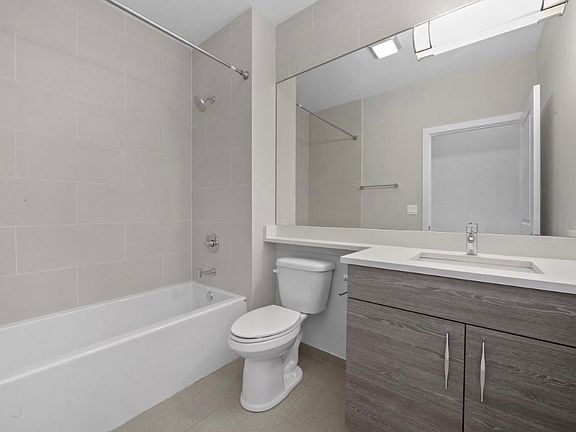 5th image of 1955 N Richmond St Unit 211