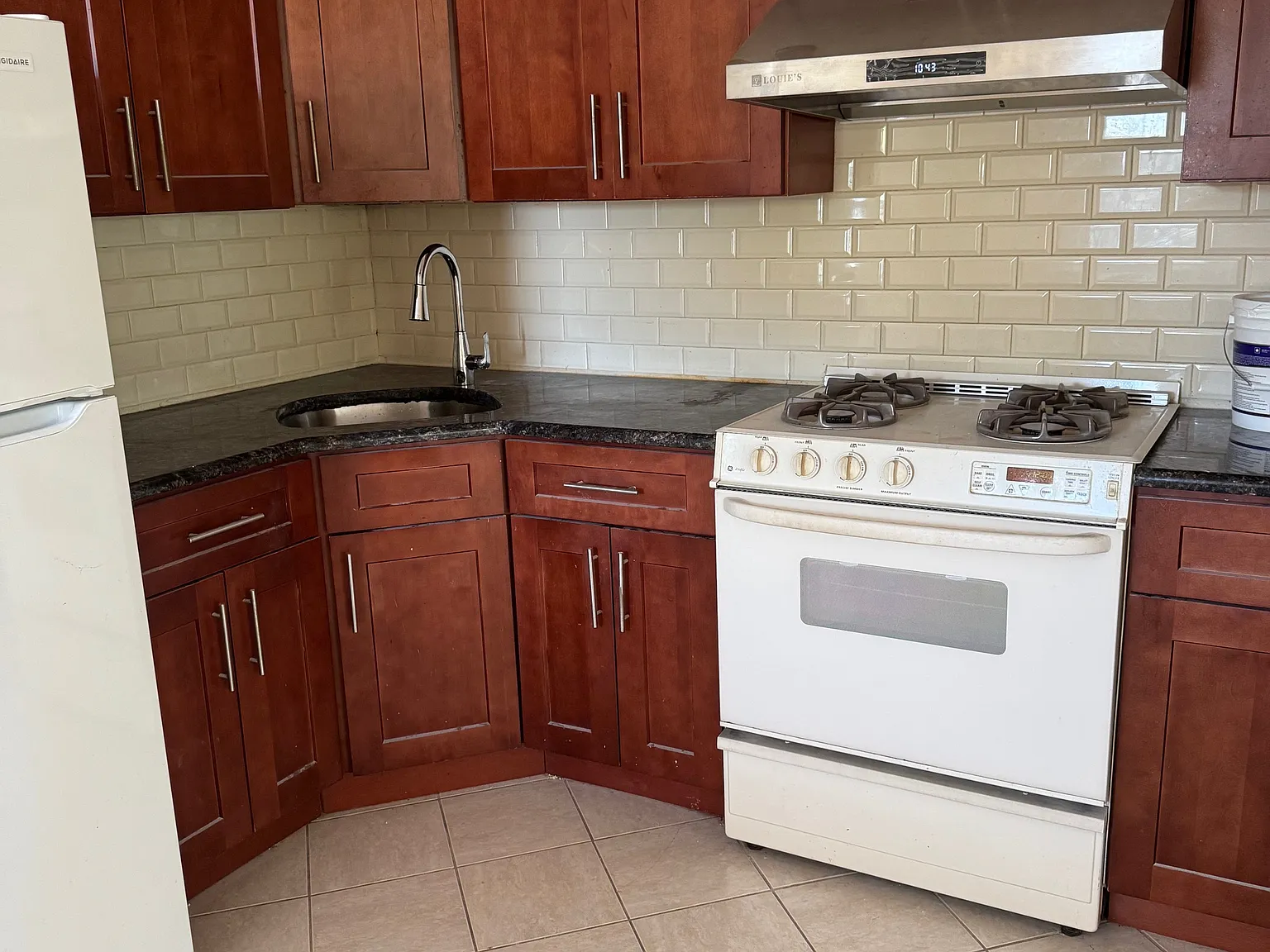 3 bed, 1.5 bath, 1000 sqft, $3,300 — Photo 4