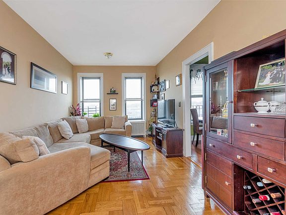 5th image of 12 Hempstead Ave APT 4C
