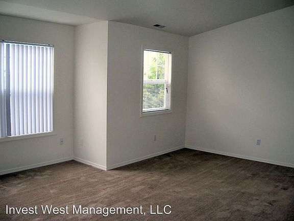 4th image of 5900 NE 35th Cir