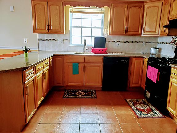 5th image of 146 Terrace Ave #2